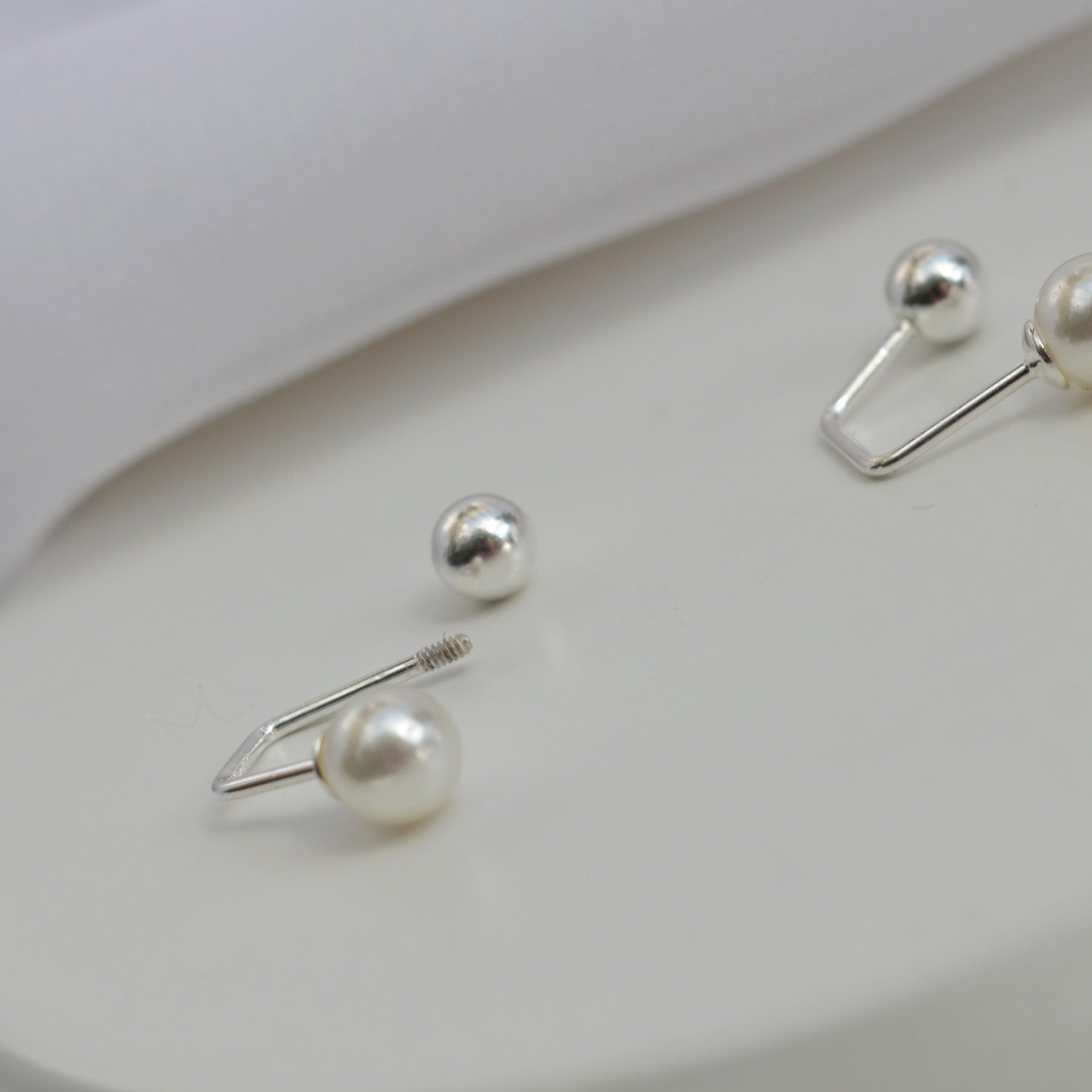 Brinco Duplo Bolinha e Perola Pendente- Prata Brinco Duplo Bolinha e Perola Pendente- Prata