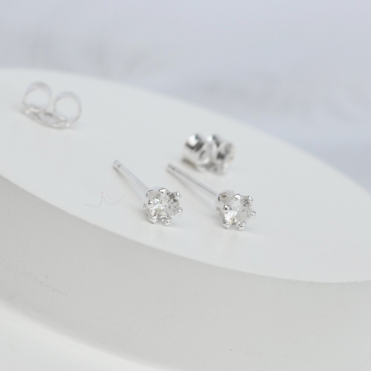 Brinco Ponto de Luz 3mm 6 Garrinhas - Prata Brinco Ponto de Luz 3mm 6 Garrinhas - Prata