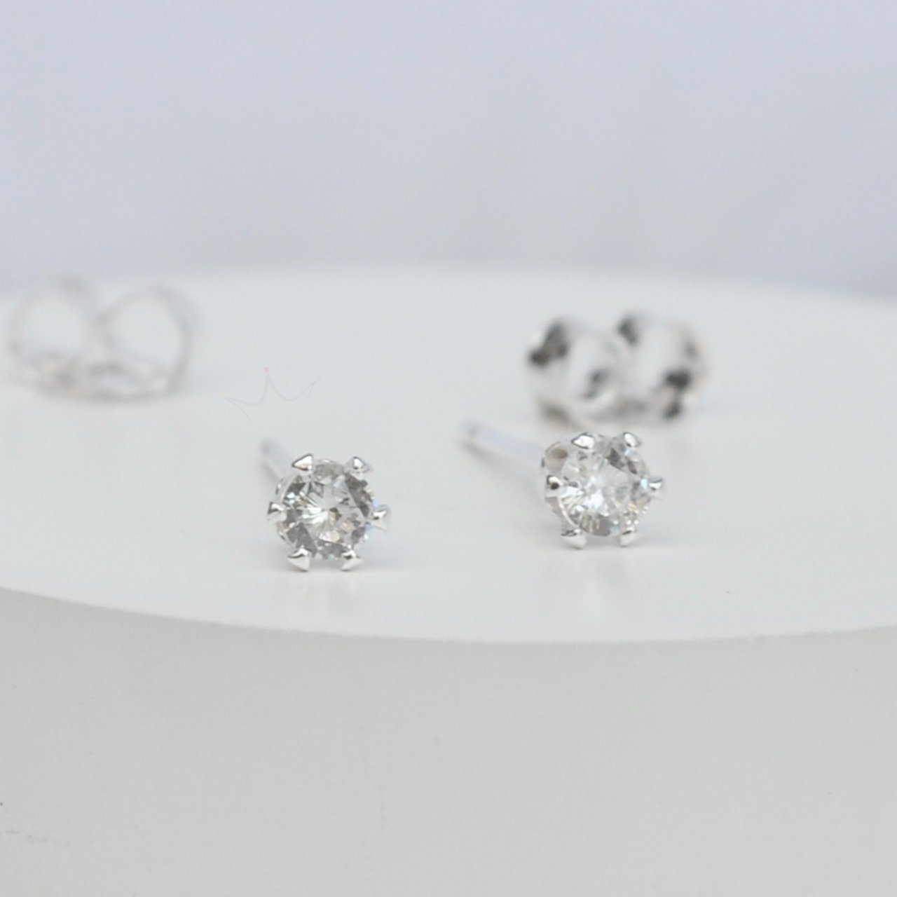 Brinco Ponto de Luz 3mm 6 Garrinhas - Prata Brinco Ponto de Luz 3mm 6 Garrinhas - Prata