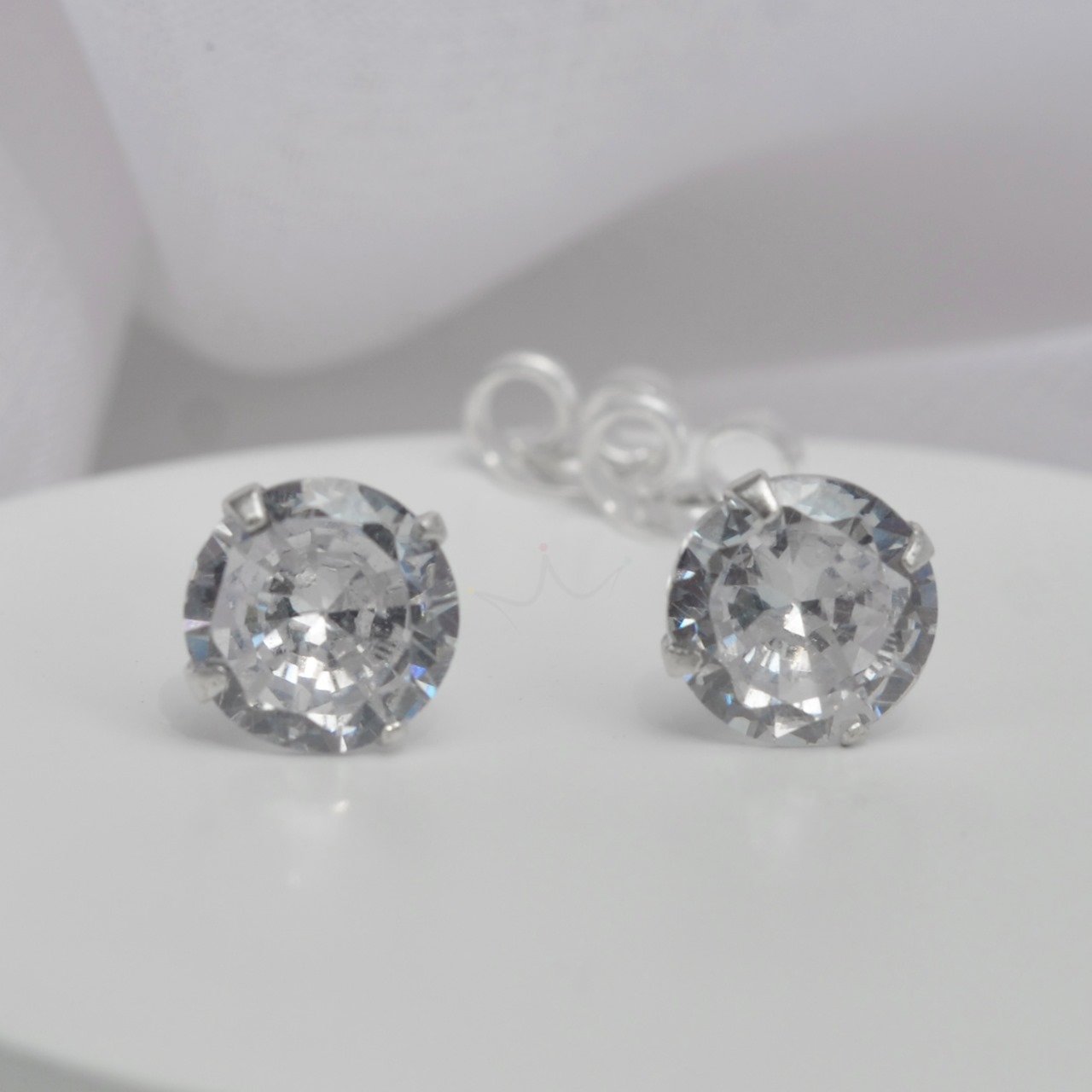 Brinco Ponto de Luz Zircônia - Cor Cristal (Tamanhos) - Prata Brinco Ponto de Luz Zircônia - Cor Cristal (Tamanhos) - Prata