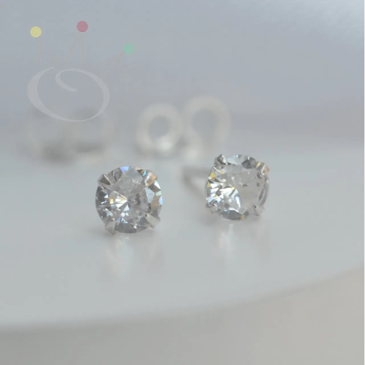 Brinco Ponto de Luz Zircônia - Cor Cristal (Tamanhos) - Prata Brinco Ponto de Luz Zircônia - Cor Cristal (Tamanhos) - Prata