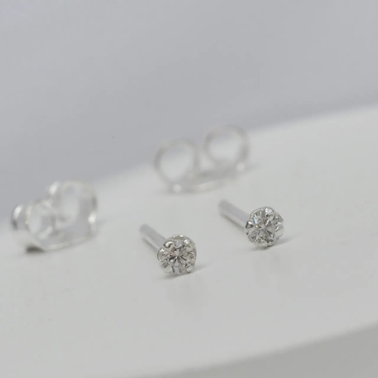 Brinco Ponto de Luz Zircônia - Cor Cristal (Tamanhos) - Prata Brinco Ponto de Luz Zircônia - Cor Cristal (Tamanhos) - Prata