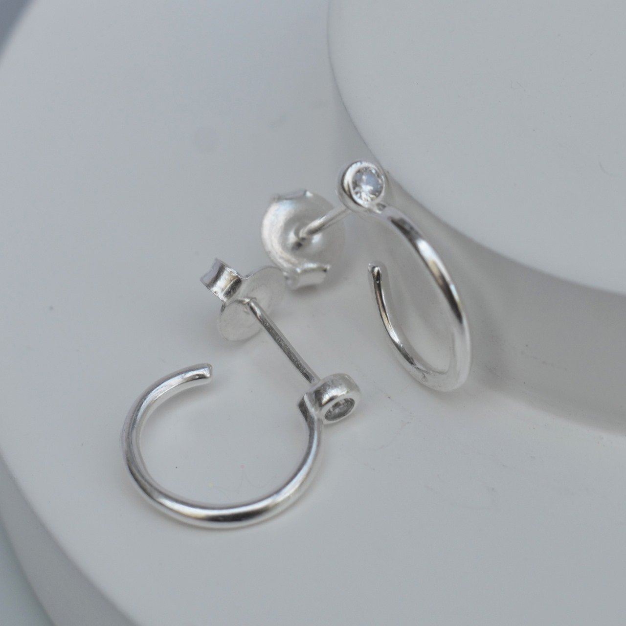 Brinco Ponto de Luz Meia Argola- Prata Brinco Ponto de Luz Meia Argola- Prata