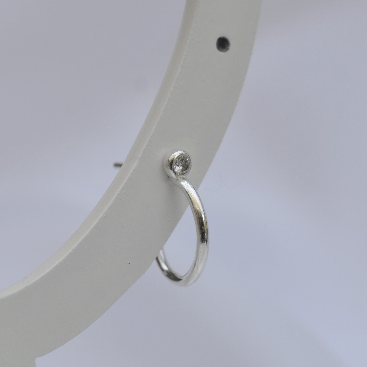 Brinco Ponto de Luz Meia Argola- Prata Brinco Ponto de Luz Meia Argola- Prata