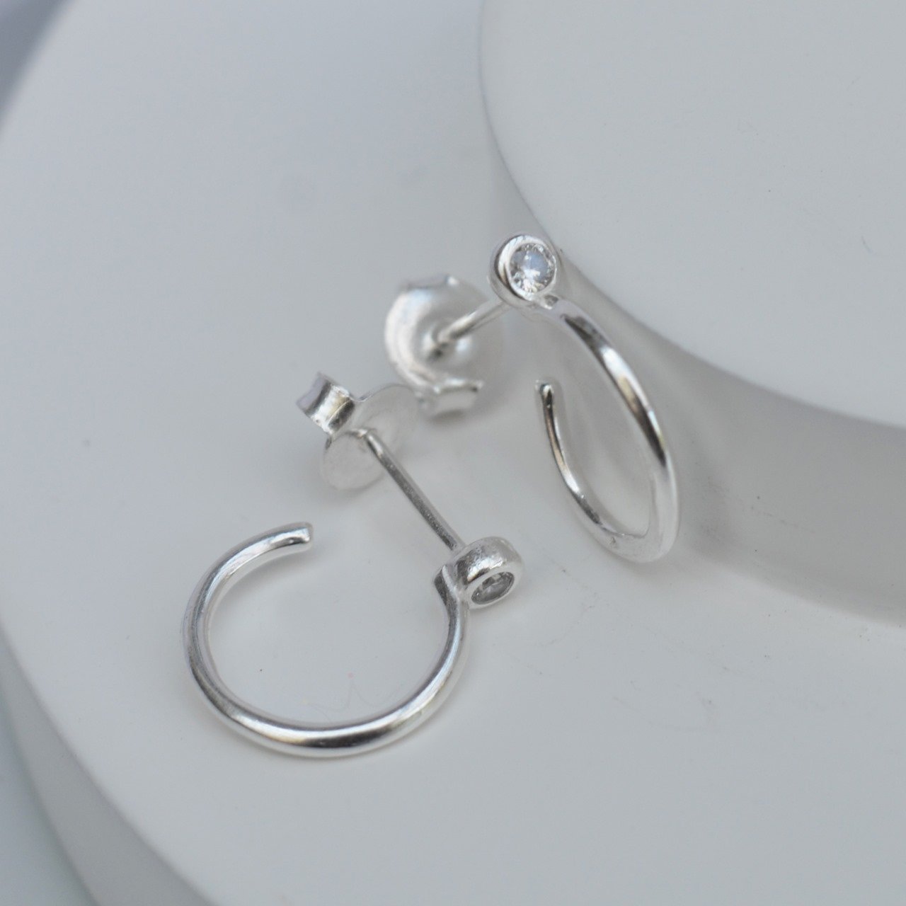 Brinco Ponto de Luz Meia Argola- Prata Brinco Ponto de Luz Meia Argola- Prata